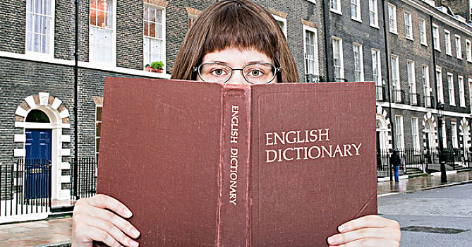 女孩,看,上方,英文,字典,街道