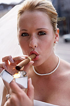 新娘,抽雪茄