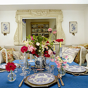 桌子,银质餐具,花,蓝色,桌布