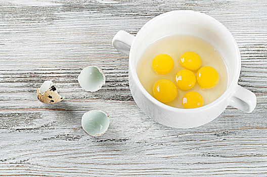 鹌鹑蛋,蛋黄,白色,盘子,木质背景