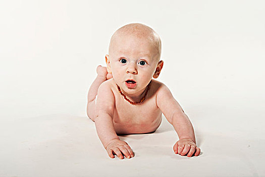 男婴,8个月,戴着,琥珀色,项链,躺着,肚子,看,吃惊
