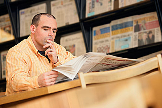 男人,读报纸,图书馆