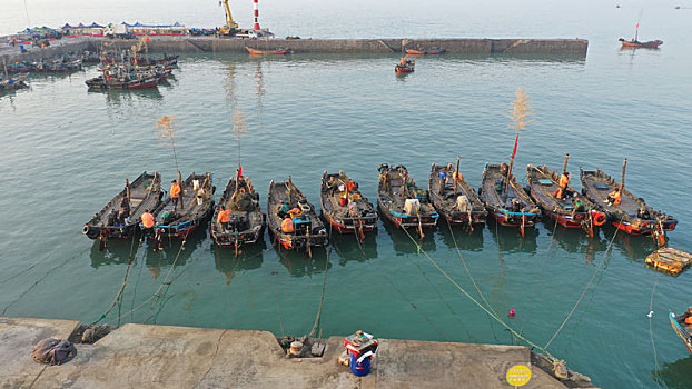 山东省日照市,晨光里的渔港机器轰鸣,渔民驾船出海期待鱼虾满仓