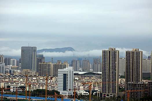 山东省日照市,云绕卧龙山犹如人间仙境,气象部门发布暴雨蓝色预警提醒市民加强防范