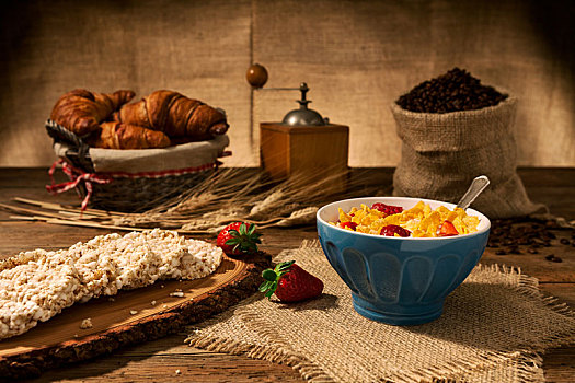 欧式早餐,玉米片,草莓,杯子,牛奶,米饭,饼干