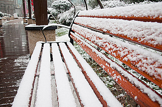 被雪覆盖的长椅