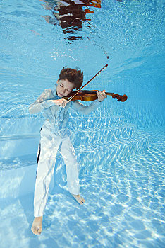 男孩,演奏,小提琴,水下,乌克兰,欧洲