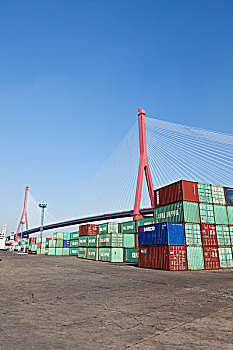 上海杨浦大桥下的集装箱货运码头