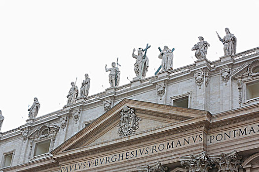 圣彼得大教堂楼顶雕像