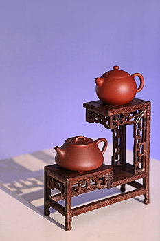架子上的茶壶