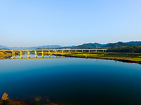 航拍乡村山峰河流高架桥油菜花田