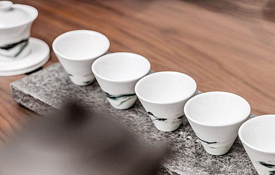 一排陶瓷茶具