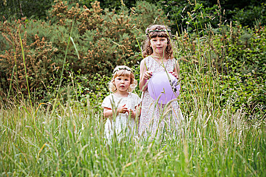 两个女孩,站立,草地