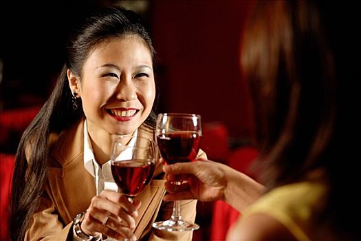 两个女人,祝酒,葡萄酒,玻璃杯
