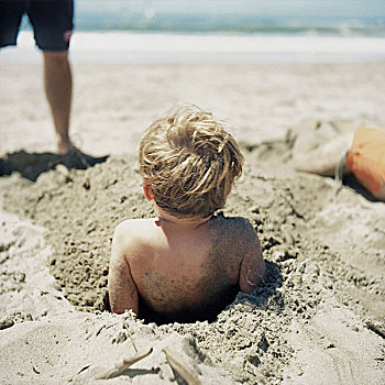 后视图,男孩,一半,掩埋,沙子,海滩