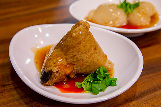 端午节一定会吃的传统美食,手工肉粽