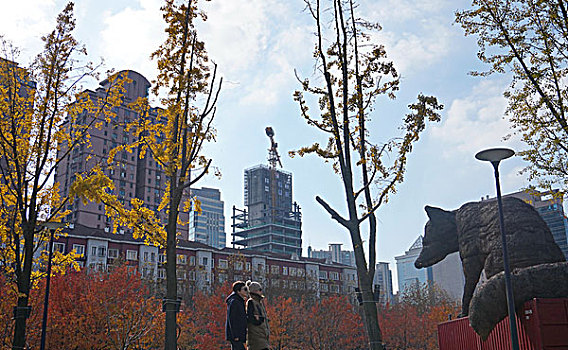 上海自然博物馆建筑外观和雕塑公园景致