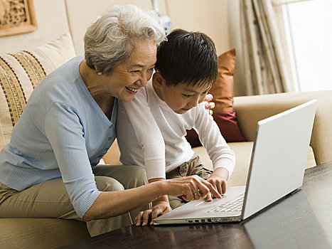 祖母,孙子,笔记本电脑