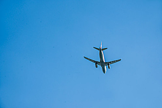 四川航空的飞机正从重庆江北机场起飞