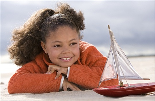 女孩,5-7岁,玩具船,海滩,微笑