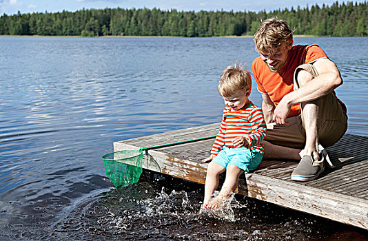 父子,坐,湖,码头,芬兰