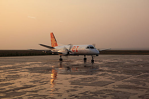 蒙古机场的小型飞机