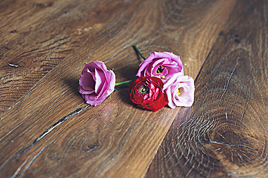 玫瑰,木桌子