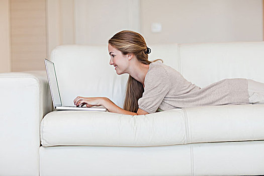 侧面,女人,躺着,沙发,工作,笔记本电脑