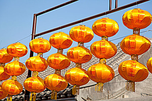 步行街上挂满了红色的中国灯笼