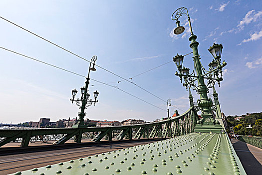 该自由桥在匈牙利首都布达佩斯