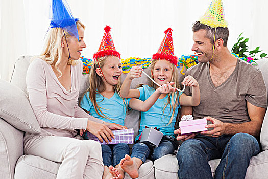 家庭,戴着,派对帽,庆贺,双胞胎,生日,生日礼物