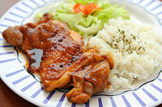 大浅盘,米饭,烤制食品,猪排骨,莴苣