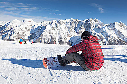 滑雪板玩家,坐,雪,看,多,省,特兰迪诺,意大利,欧洲