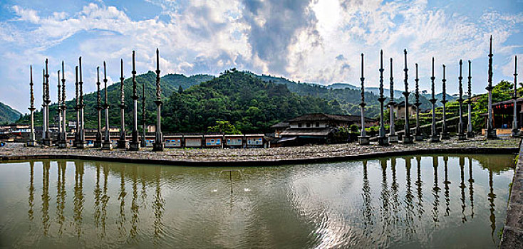 福建漳州南靖土楼林立的塔下村张氏家庙石旗杆