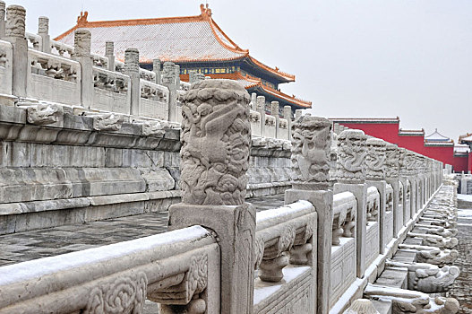 雪后故宫太和殿的汉白玉台基和栏板及望柱