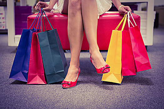 坐,女人,双腿交叉,拿着,购物袋,鞋店