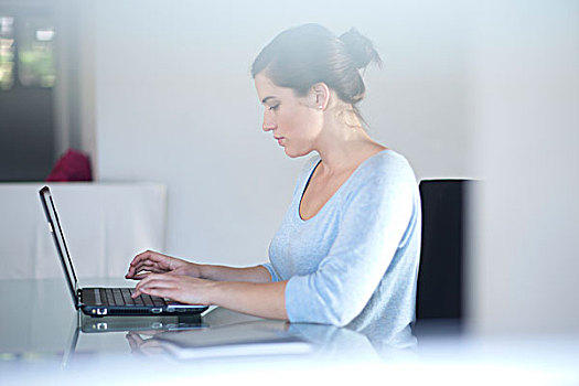 职业女性,使用笔记本,电脑