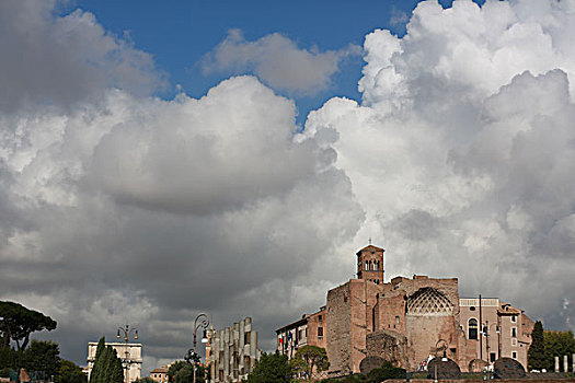 古罗马废墟上的云朵