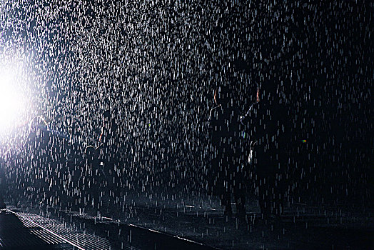 滂沱大雨中的行人剪影