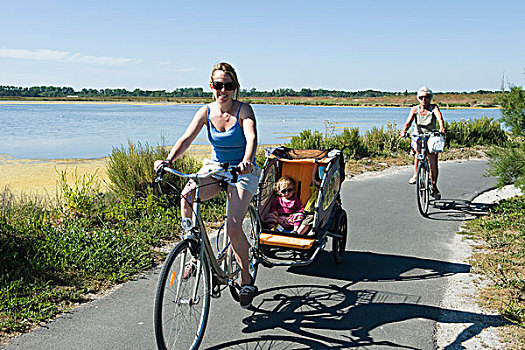 多口之家,享受,骑自行车,孩子,坐,自行车,拖车
