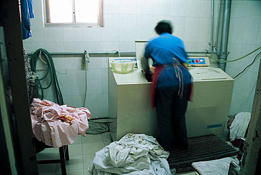 798艺术区招待所内一个正在洗衣服的女工