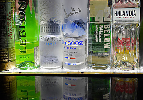瓶子,多样,酒,排列,反射,玻璃板