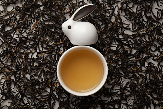 摆放在茶叶上的一杯盛满茶水的茶杯