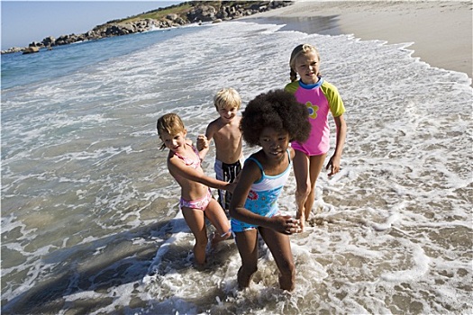 四个孩子,6-10岁,玩,大西洋,海浪,海滩,侧面视角,微笑,广角,倾斜