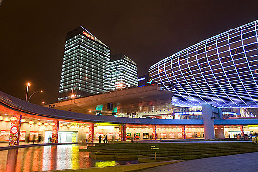 中国上海五角场的交通环岛夜景