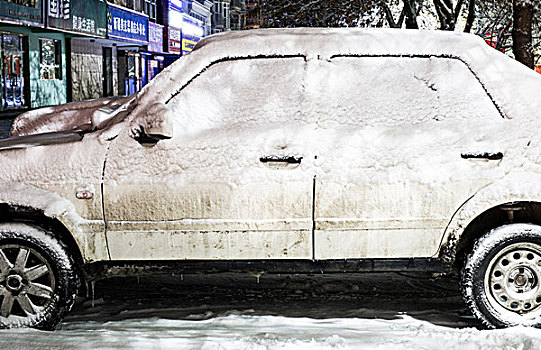 被雪掩埋的汽车