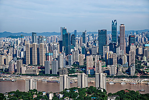 2041年重庆市南岸区南山一棵观景平台上俯瞰重庆渝中区