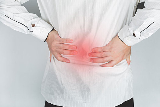 男人手捂着腰部弯腰,常见疾病腰酸腰痛图片