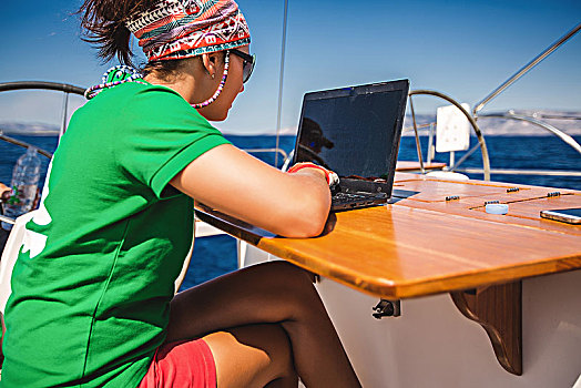 美女,打字,笔记本电脑,乘坐,游艇,靠近,海岸,克罗地亚