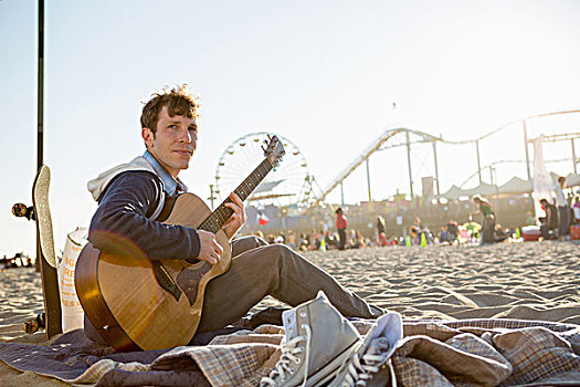 男青年,弹吉他,圣莫尼卡码头,圣莫尼卡,海滩,美国